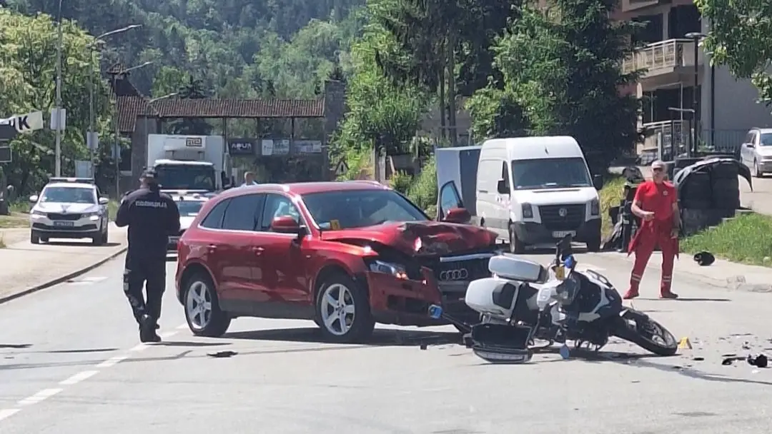 Povređeni policajac u teškom stanju, hitno prevezen za Beograd: Zadobio višestruke prelome u sudaru službenog motora i audija