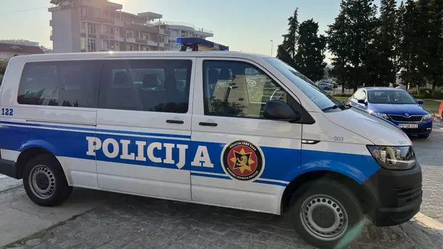 Oglasila se policije Crne Gore Uhapšen navijač Partizana razvalio vrata sportske dvorane Foto RINA