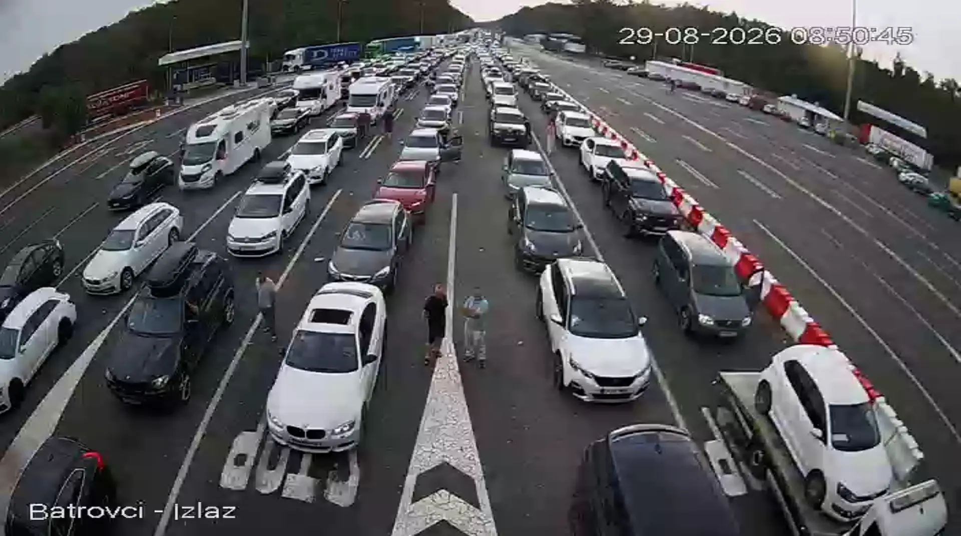 Ne vidi se kraj kolonama na Batrovcima: Šest redova krcato vozilima, automobili čekaju sat i po, kamioni tri sata (FOTO)