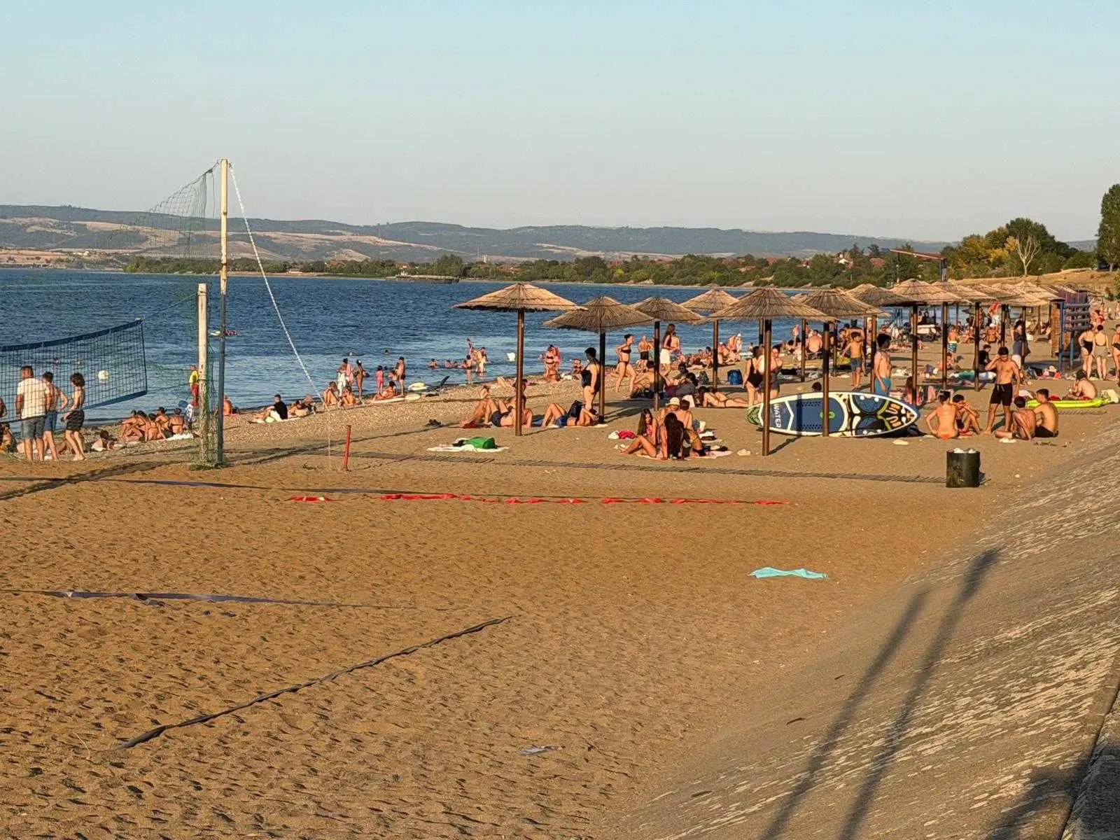 Ovo je srpsko more, građani i turisti tu pronalaze spas od vrućina: Gradska plaža u Kladovu ovog leta beleži rekordnu posećenost (FOTO)