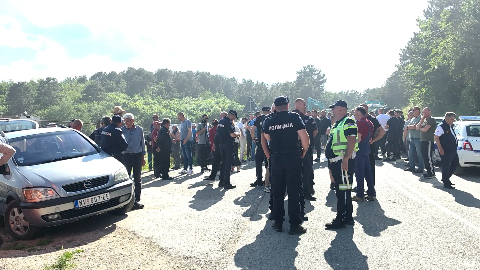 Haos kod deponije Goveđak: Meštani telima brane da uđu mašine, jake snage policije na licu mesta a saobraćaj potpuno blokiran (FOTO)(VIDEO)