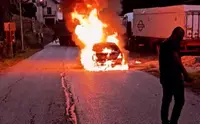 Automobil u plamenu kod Ivanjice: Vozilo izgorelo na Katićima, uzrok požara za sada nije poznat (FOTO)