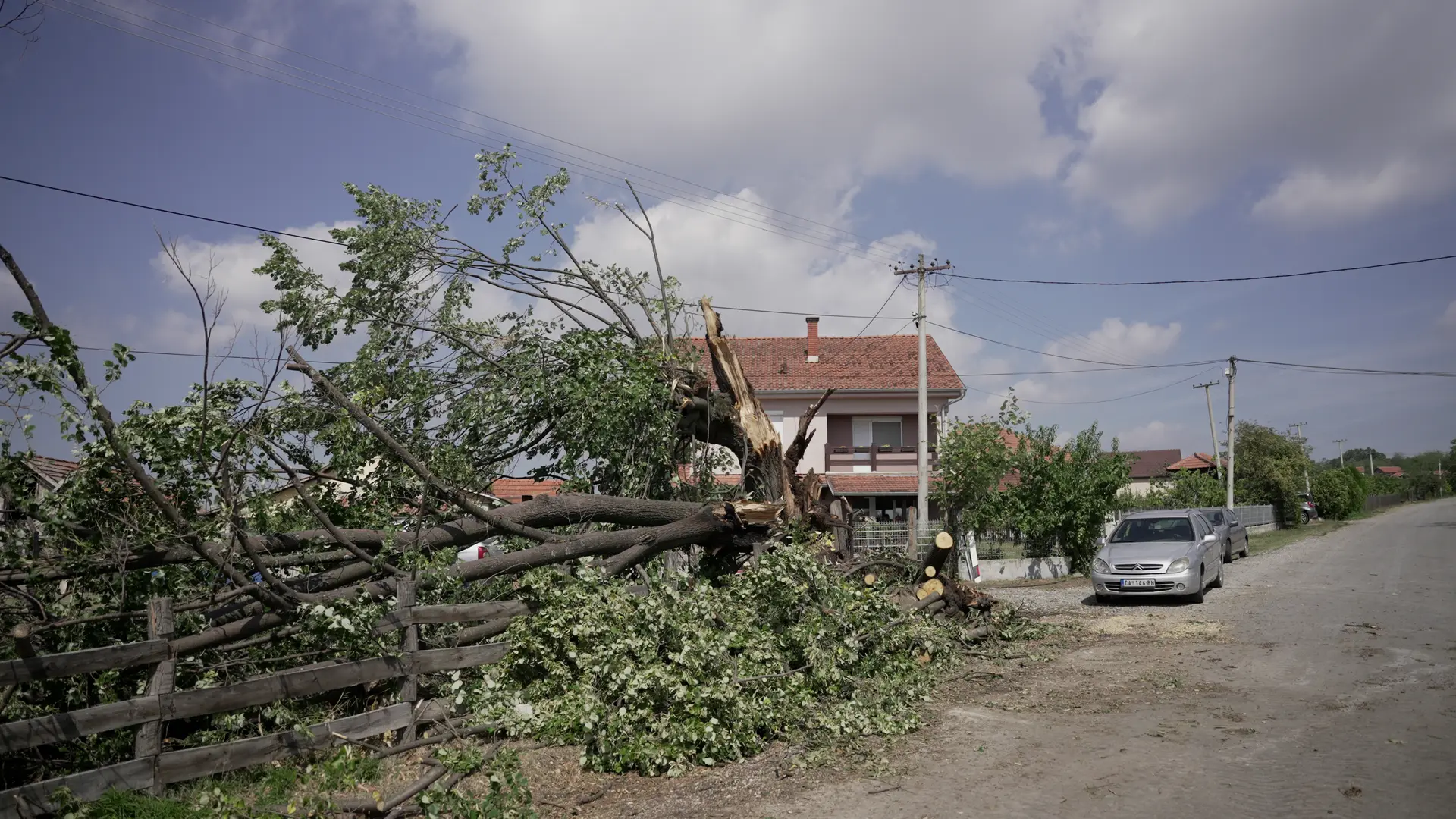 Za mojih 65 godina ne pamtim ovakvu oluju: Nevreme u Gornjoj Gorevnici napravilo haos - jak vetar nosio krovove, čupao drveće (FOTO)(VIDEO)