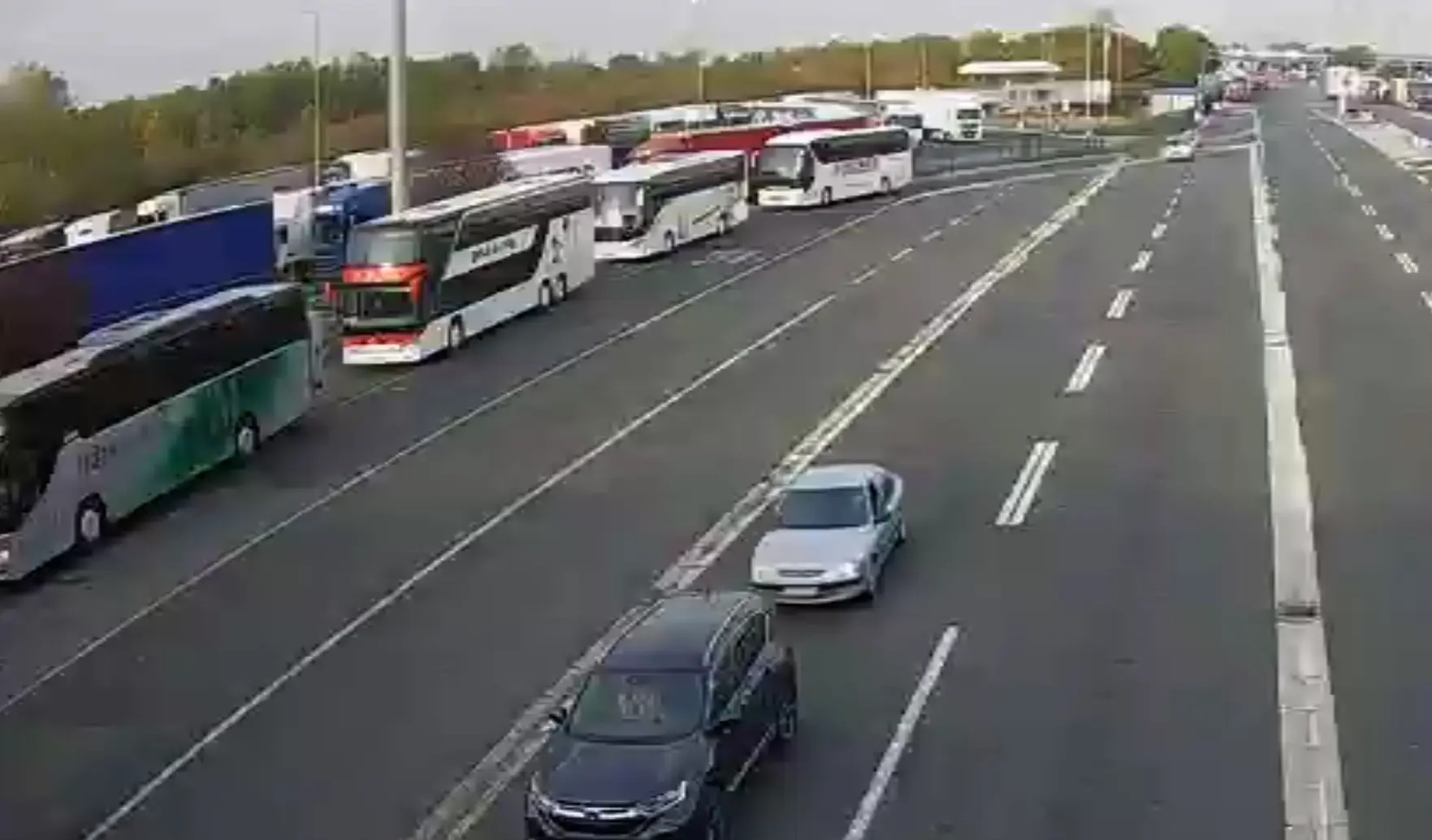 Batrovci okovani kilometarskim kolonama teretnjaka, čeka se preko sedam sati: Ovo je slika sa lica mesta (FOTO)