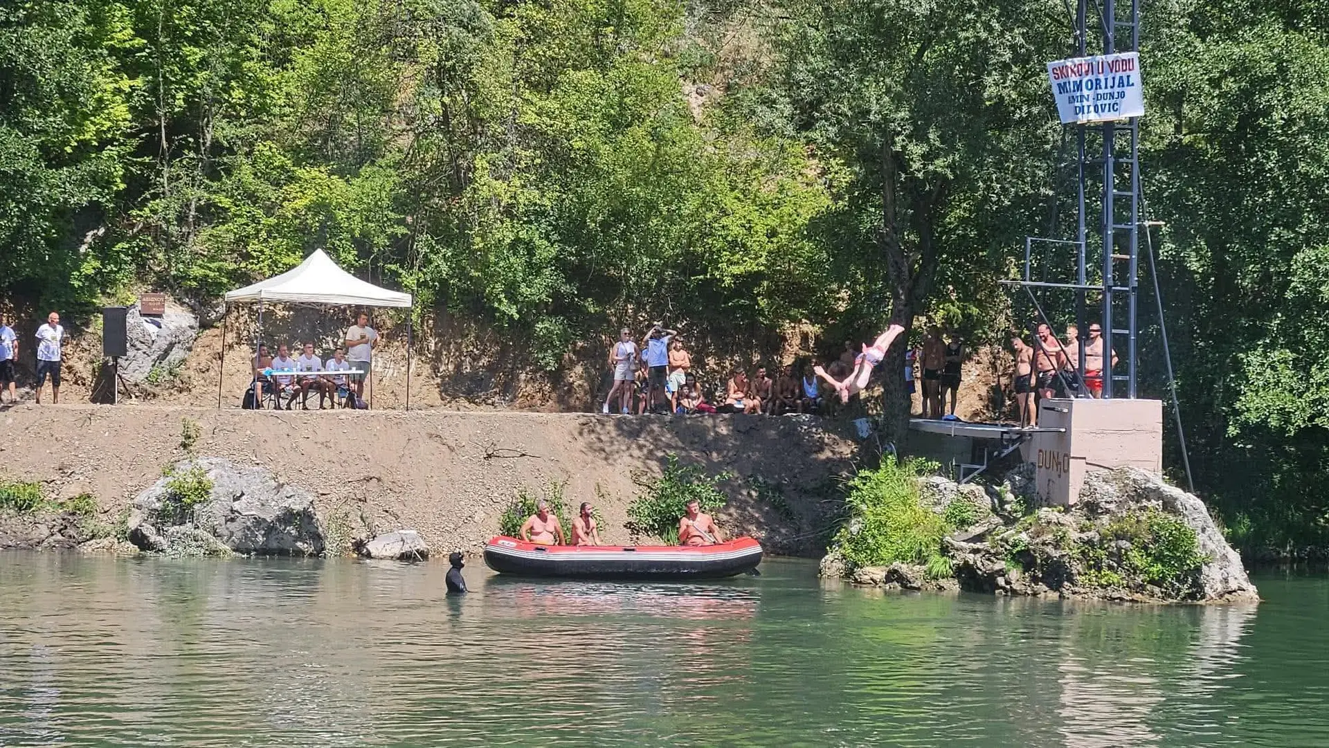 Skakali sa platforme visoke 11 metara u reku Lim: Sportski spektakl u Brodarevu, gastarbajteri obezbedili nagradni fond (FOTO)