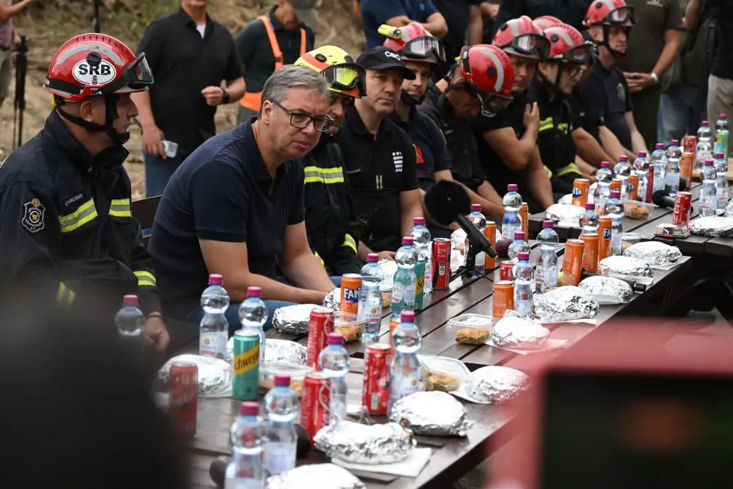 Vatrena oluja zahvatila trojicu vatrogasaca, Vučić najavio nagrade za heroje: „Rastinje ćemo obnoviti, ljudski život ne možemo da vratimo“ (FOTO)