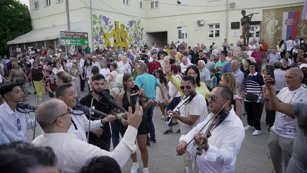 Odjeknule violine kroz Pranjane, ovo selo od danas je najveselije u Srbiji: Počela manifestacija koja je potpuno oživela suvoborski kraj - na stotine saboraša već stiglo (FOTO)