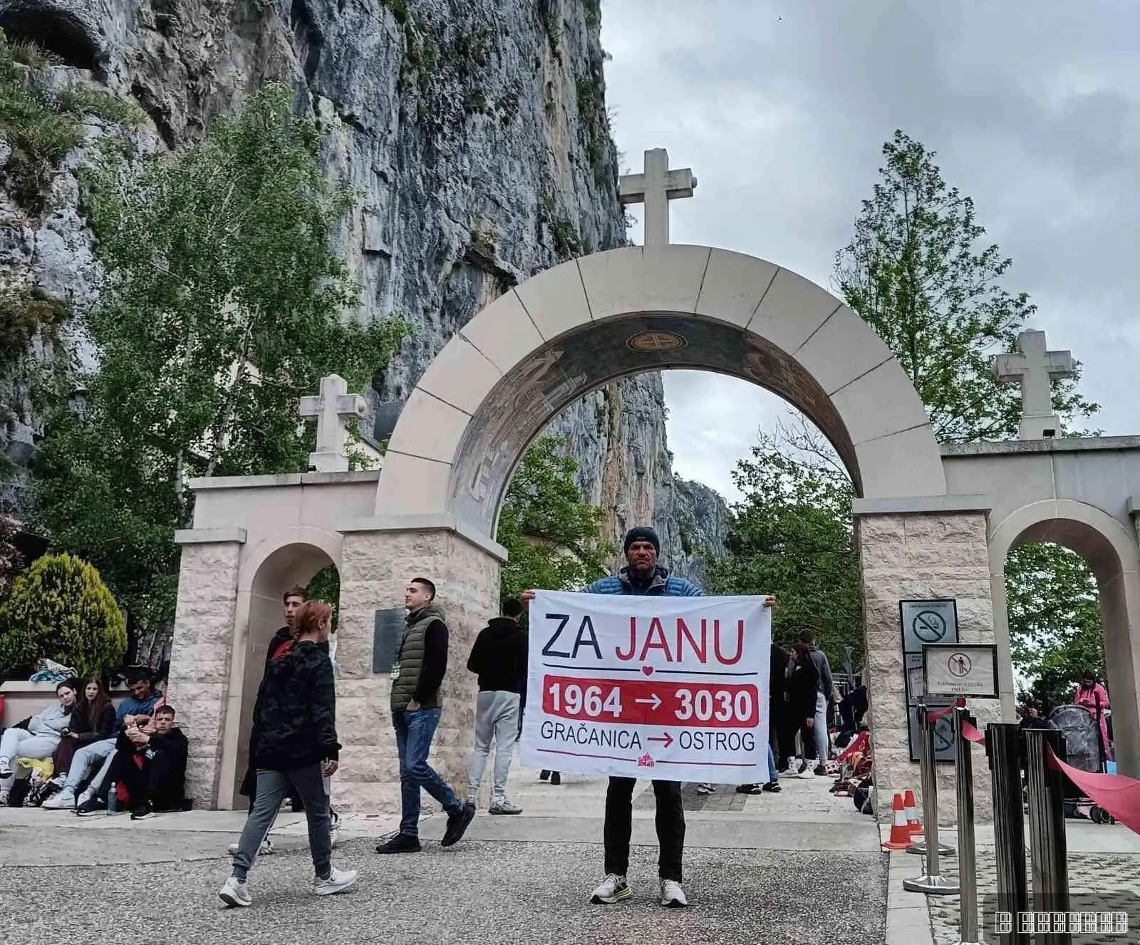 Kiša, umor i bolni koraci - ali, kad znaš za koga hodaš nema odustajanja: Ivan nakon šest dana i 300 km stigao pod Ostrog, sve za melenu Janu (FOTO)