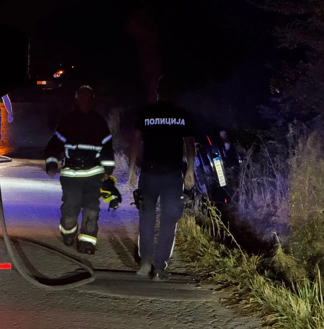 Automobil se prevrnuo u kanal i zapalio: Drama na putu Arilje–Požega, saobraćaj bio blokiran (FOTO)