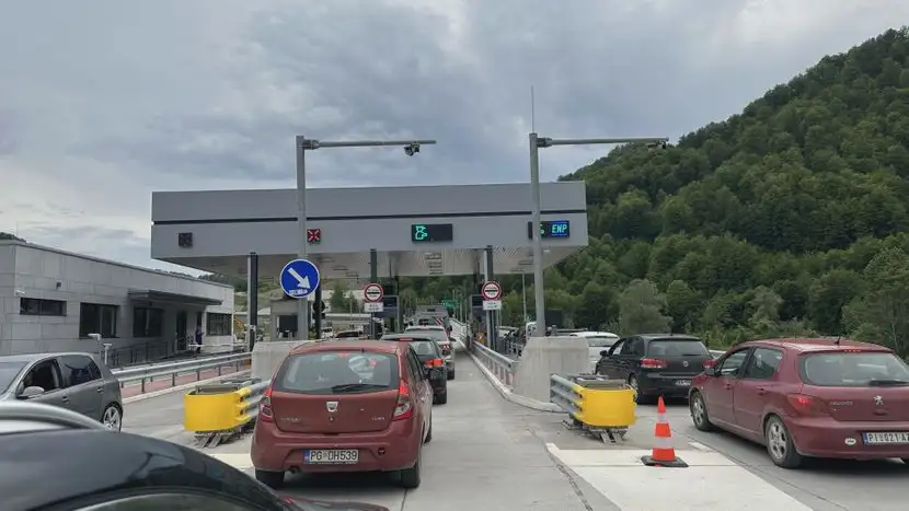 Među povređenima i petomesečna beba: Teška nezgoda kod Kolašina, vozač udario u betonski stub