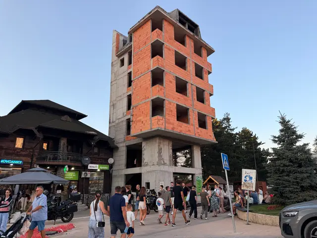 Neobična građevina u centru Zlatibora i ovog leta privlači pažnju prolaznika/ foto: RINA