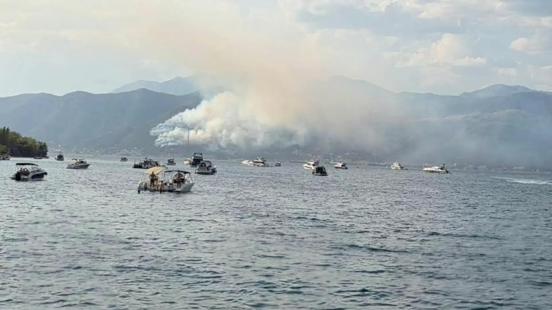Stotine ljudi ostalo bez struje, jak vetar pravi veliki problem: Požari bukte u brdima izmad Herceg Novog - vatra se gasi iz bazduha, ovo su slike sa lica mesta (FOTO)(VIDEO)