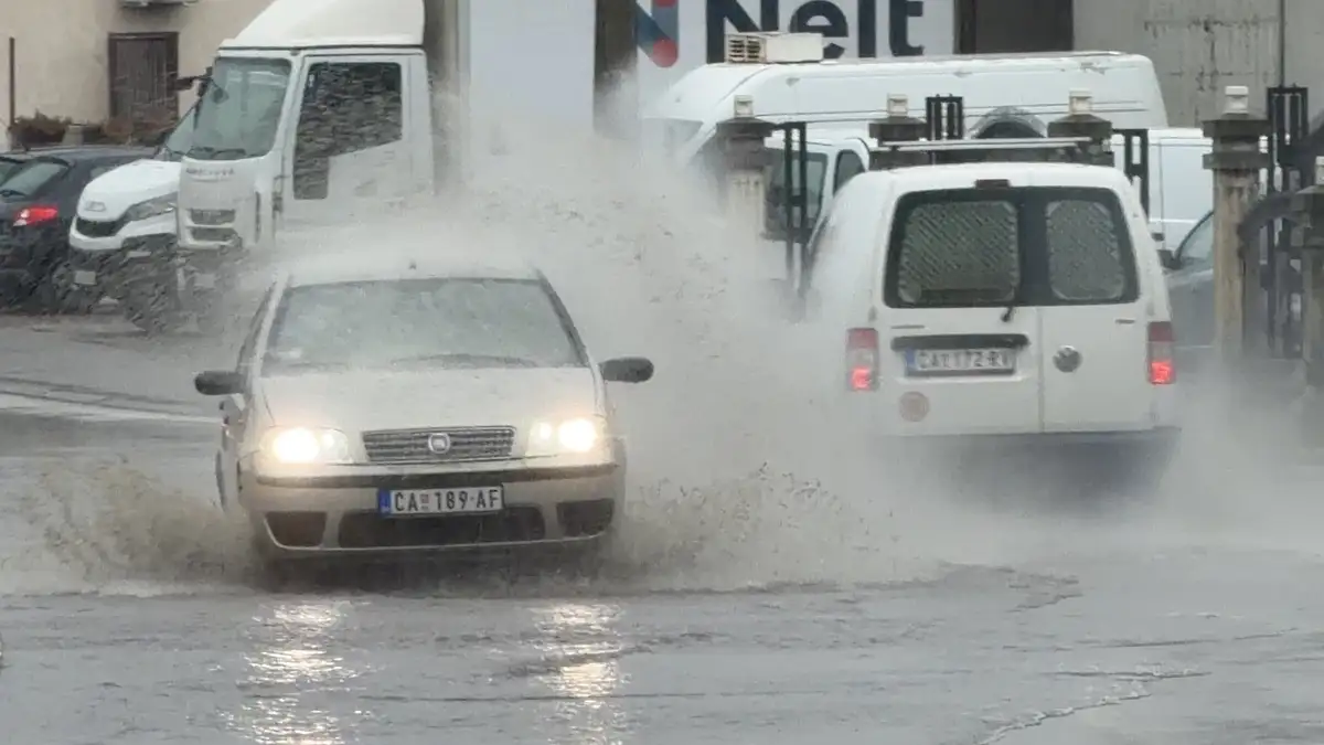 Potop na ulicama Čačka, vozila jedva prolaze: Jaka kiša koja je padala tokom noći napravila problem (VIDEO)