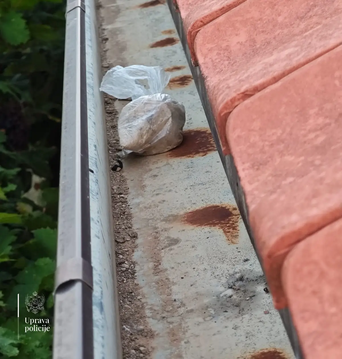 Sa prozora bacio heroin na krov susedne kuće: U Podgorici uhapšena dvojica osumnjičena za uličnu prodaju narkotika, ovako su "pali" (FOTO)(VIDEO)