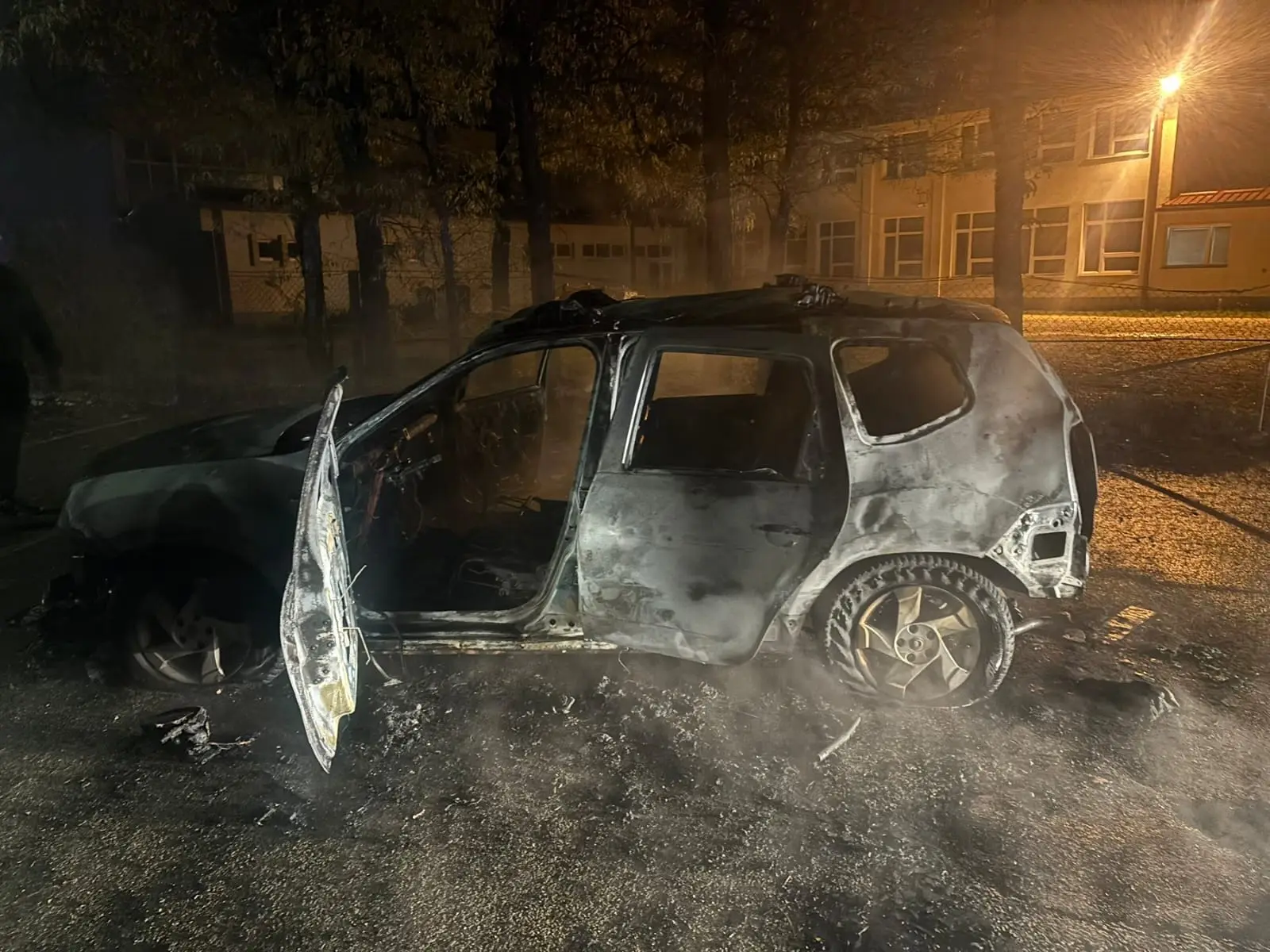 Maloletnik napravio haos u Nikšiću: Bakljom zapalio Dachiu Duster  - uzrok je sukob od ranije sa vlasnikom