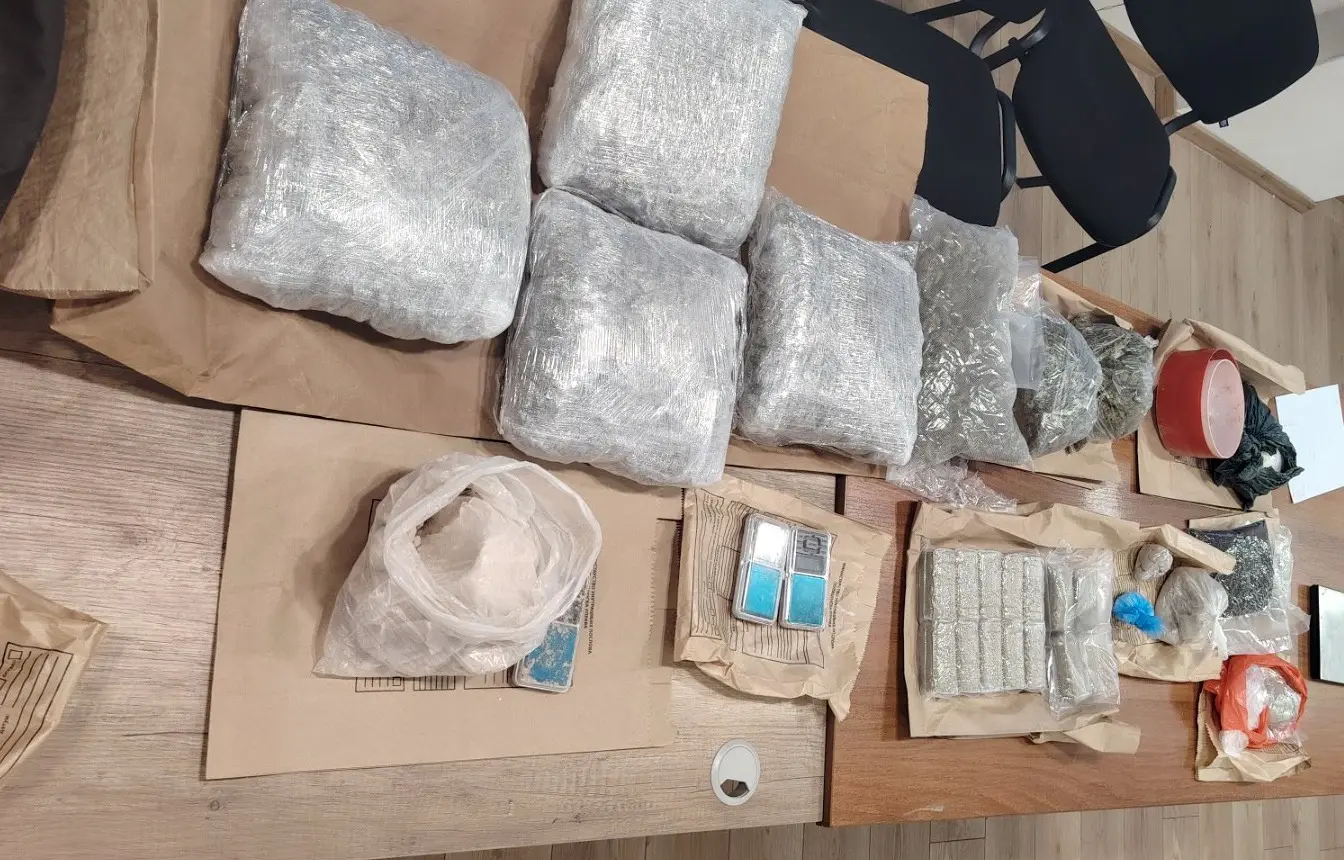 Policija upala u "štek" stan u Beogradu: Zaplenjeno više od 10 kilograma droge, pištolj sa izbrušenim brojem i 99 metaka