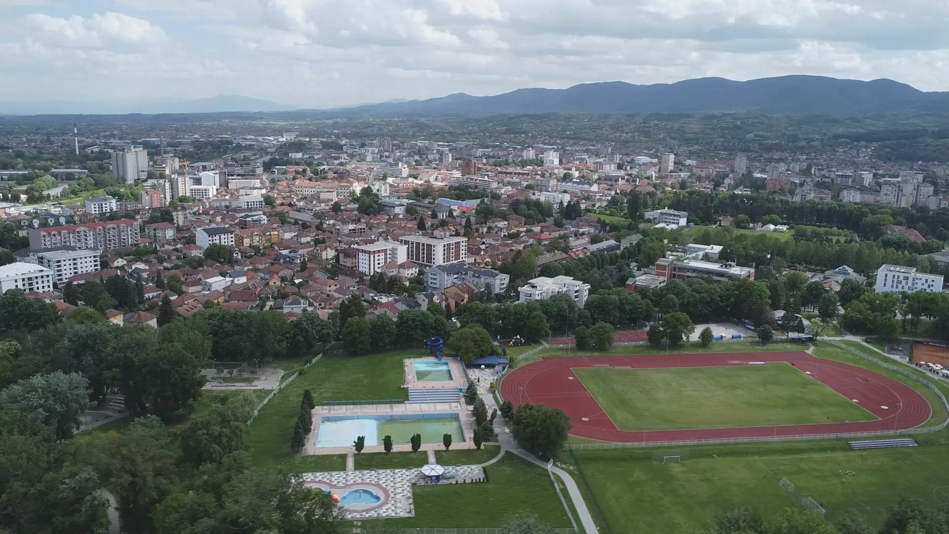 Izbegla lica konačno dočekala sjajnu vest: Obezbeđen otkup stanova u Košutnjaku po znatno nižim cenama - bravo za grad Čačak