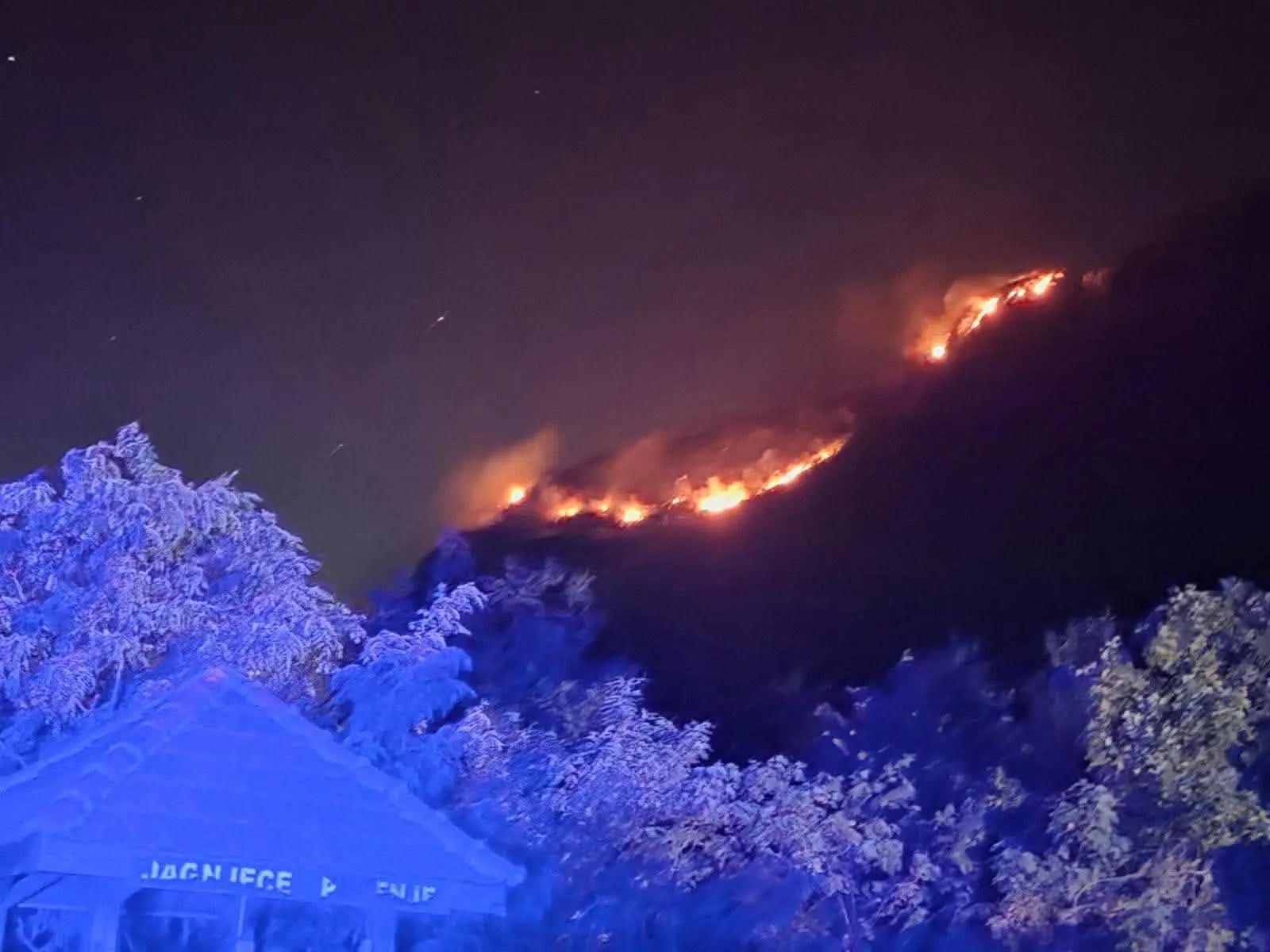 Nema opasnosti za manastir Ostrog: Plamen izbio na nepristupačnom terenu, ali situacija je pod kontrolom - ovo su slike sa lica mesta (FOTO)
