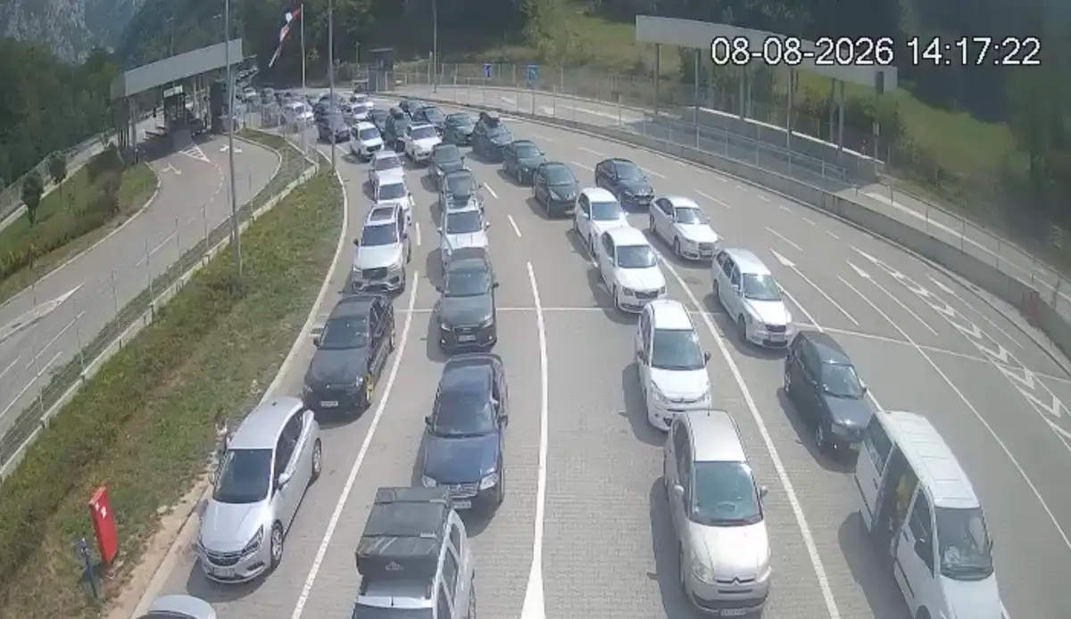 Srbi hrle na more u Crnu Goru, kolaps na graničnim prelazima: Velike gužve i kroz Budvu, Kotor i Tivat - ko putuje nek se naoruža strpljenjem i ponese vode