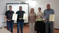 Bio je to trenutak kad su se ponos i tuga preplitali: Čačak se odužio svom novinarskom velikanu, dodeljene prve nagrade u čast čuvenog Gvozdena Otaševića (FOTO)