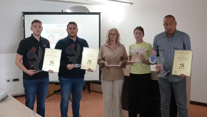 Bio je to trenutak kad su se ponos i tuga preplitali: Čačak se odužio svom novinarskom velikanu, dodeljene prve nagrade u čast čuvenog Gvozdena Otaševića (FOTO)